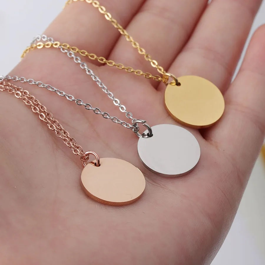 Collana coin a disco da incidere, in diverse colorazioni