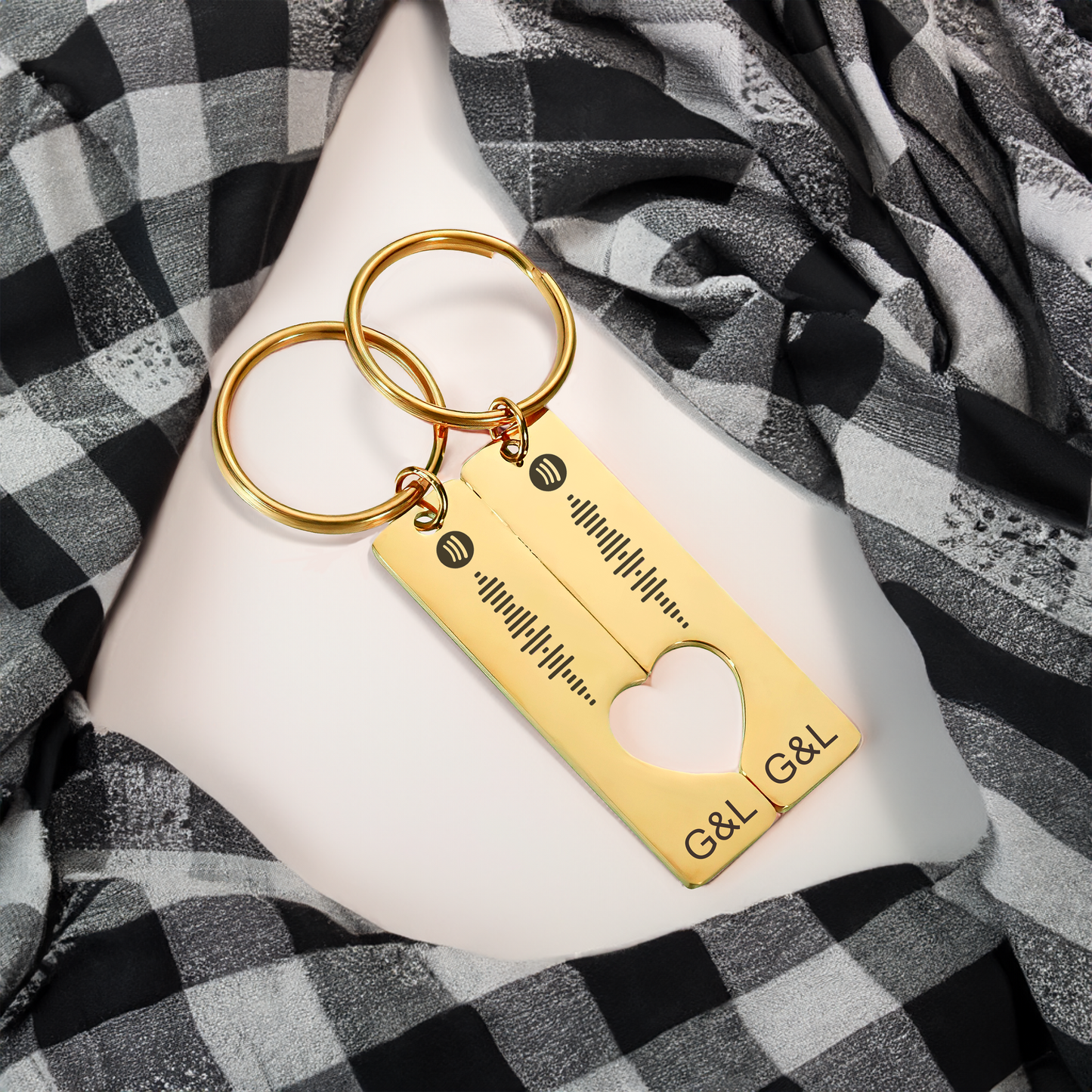 Portachiavi personalizzato in oro, con brano spotify e iniziali incise. Regalo adatto alle coppie e amici