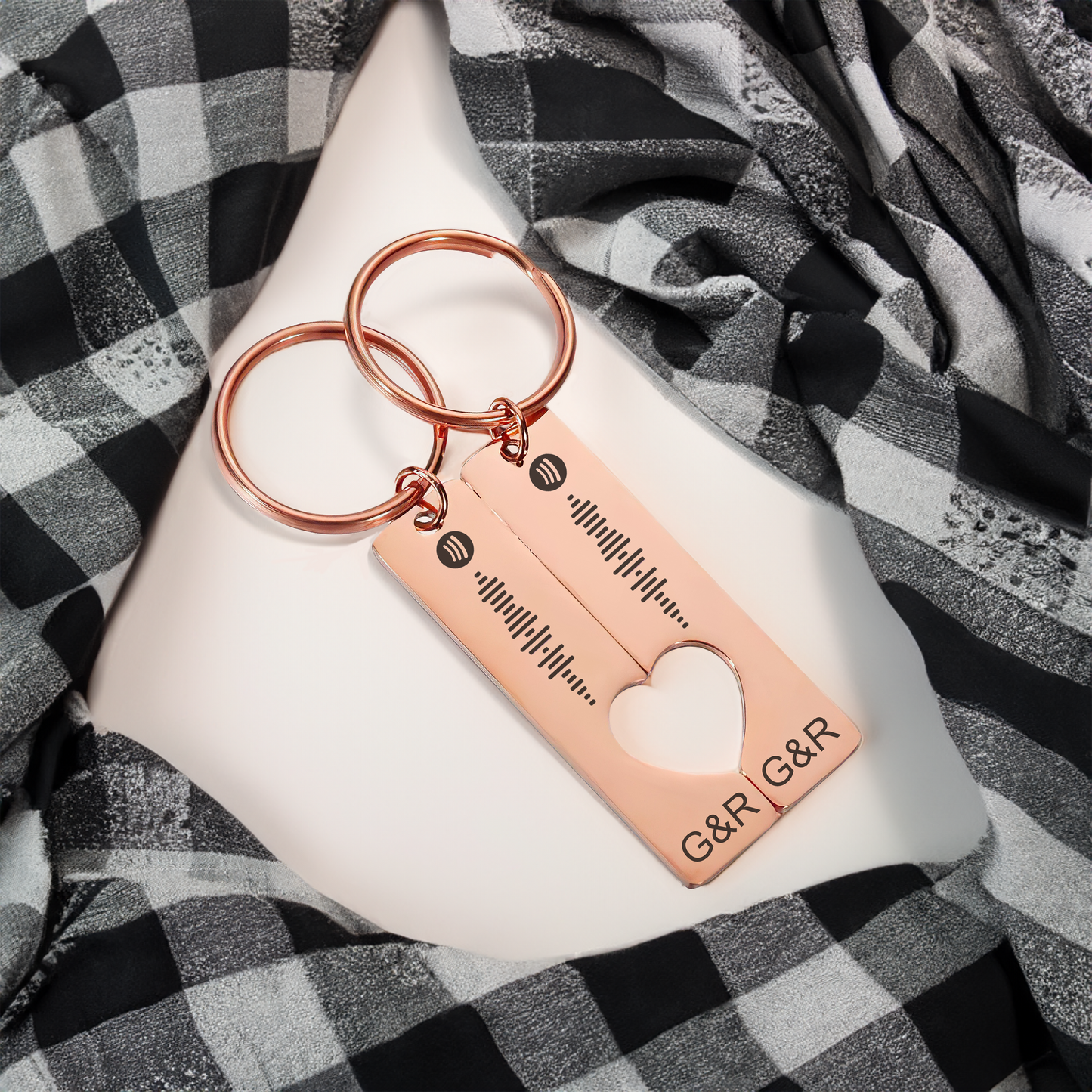 Coppia di Portachiavi in oro rosa personalizzato con brano spotify e iniziali, fai un regalo di coppia.