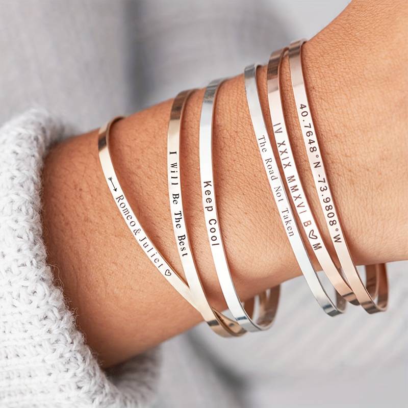 bracciale cuff rigido slim in diverse finiture con incisione di date, coordinate o frasi d'amore