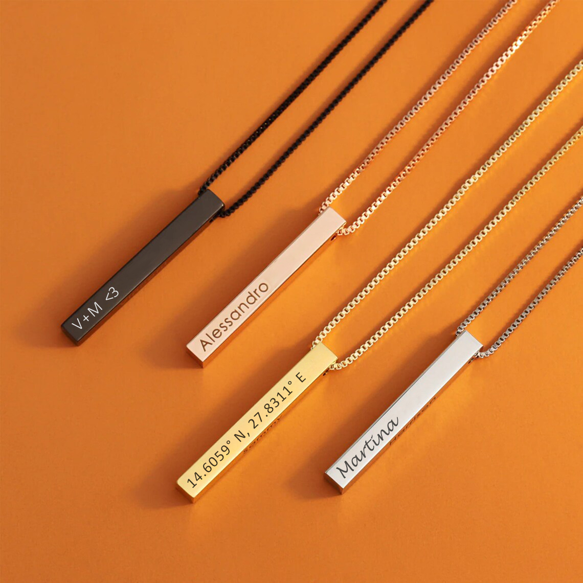 Collana Barra personalizzate con nomi, frasi, date e coordinate, in diversi colori