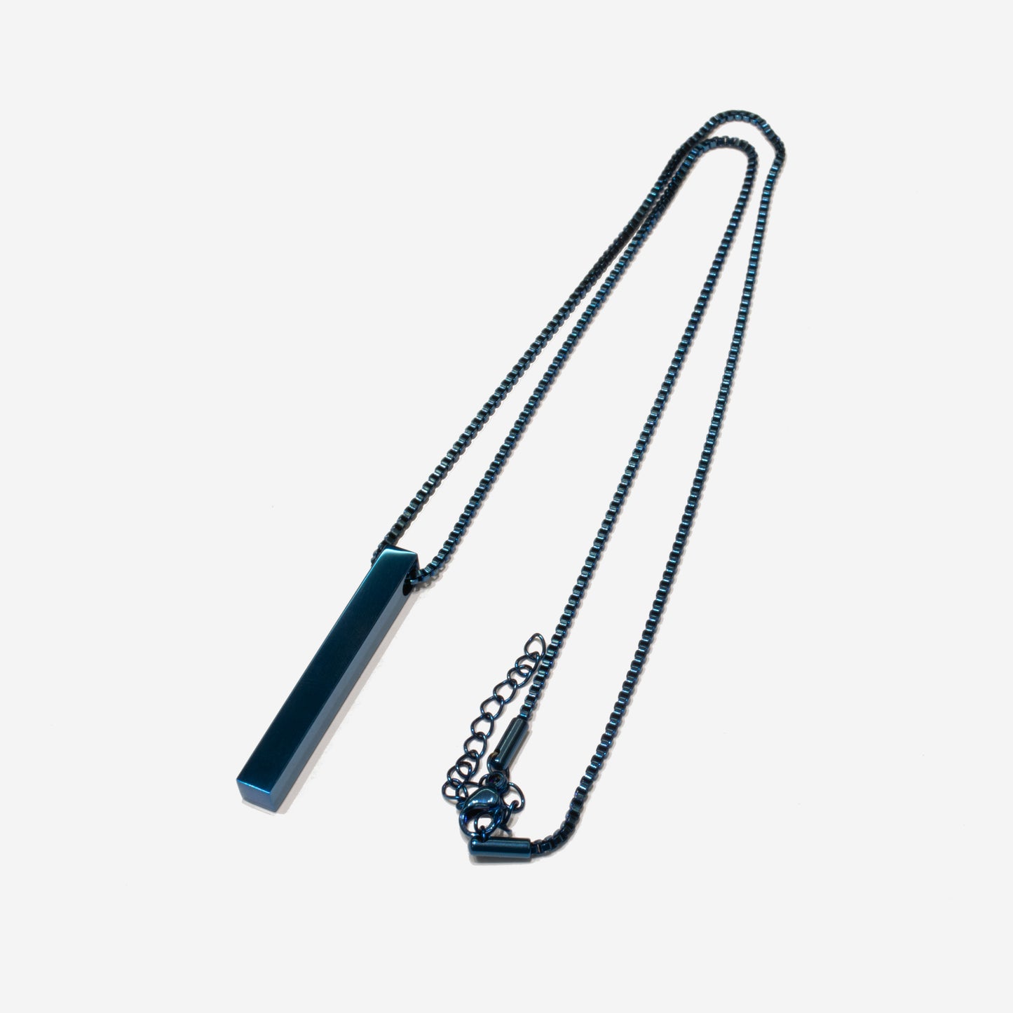 Collana barra da personalizzare in colorazione blu, incidi date, parole o coordinate