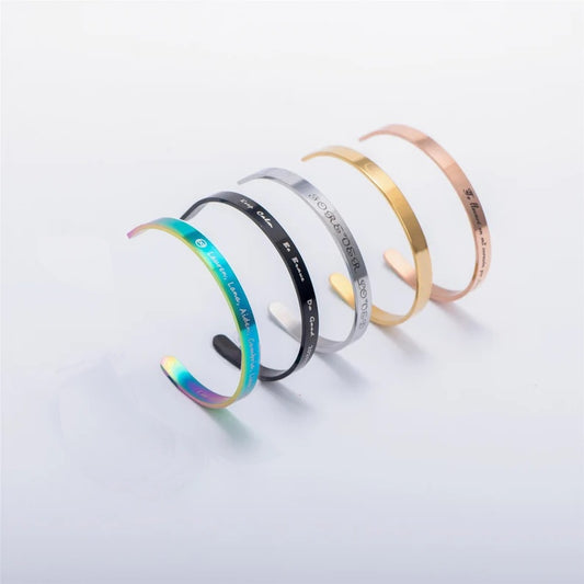 bracciale rigido cuff inciso con frasi, parole e date. Personalizza ora, disponibile in diversi colori: rainbow, nero, argento, oro e oro rosa