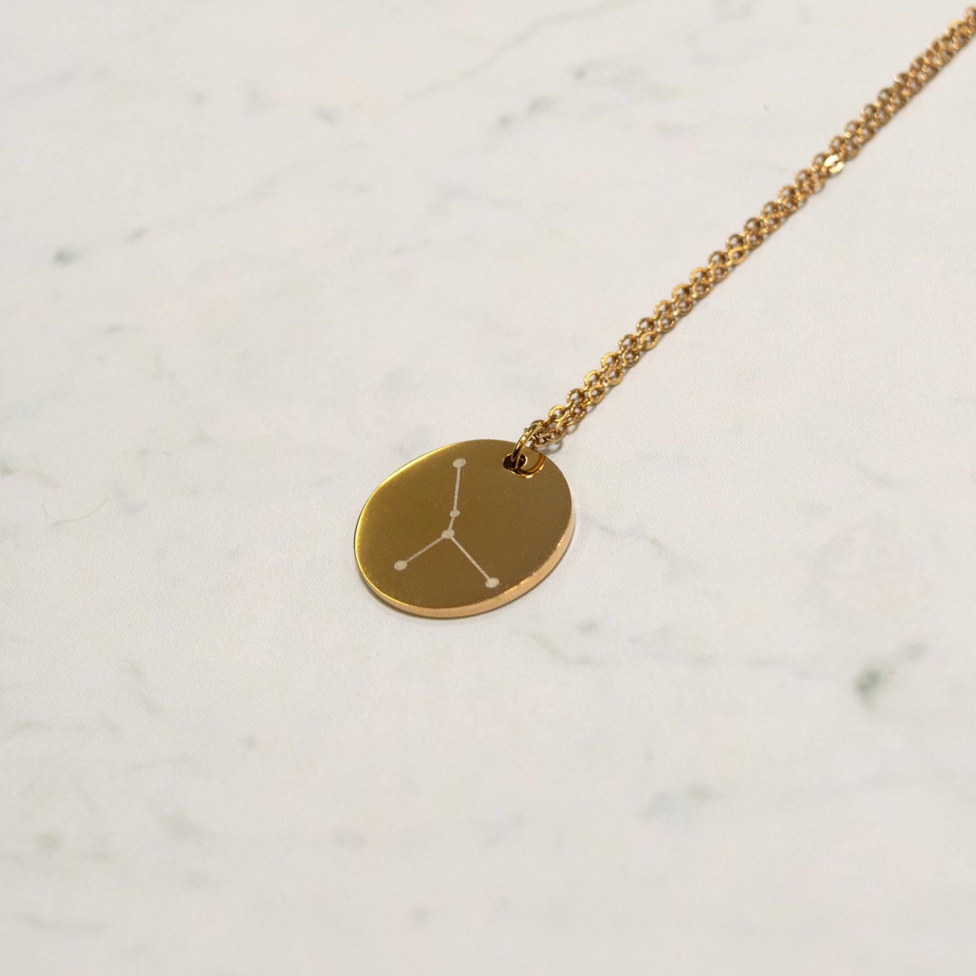 collana coin con incisione del segno zodiacale, colore oro rosa