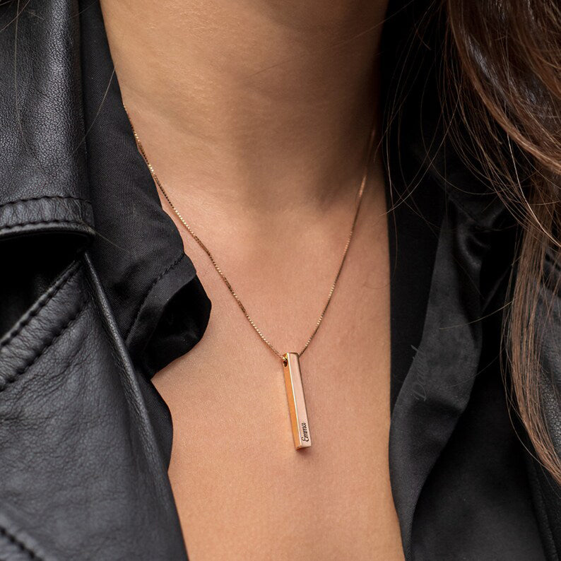 Collana barra con incisione di nomi per un regalo, in colorazione oro rosa